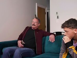cutie Gay Hunter Scott aime sucer la grosse bite de son beau-père