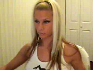 Blonde sur webcam... Enfin... On dirait une Nice et K