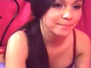 Superbe mignonne brune jouant avec sa chatte sur WebCam