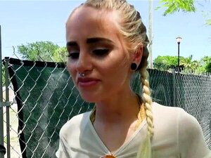 La blonde sexy Naomi Woods baise un inconnu dans une maison