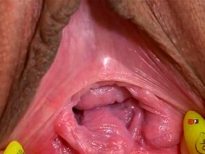La mignonne tchèque perverse écarte sa fente étroite pour la