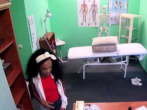Un docteur baise une ébène dans son bureau