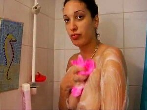 Une fille arabe amateur enveloppée dans un film cling se fait baiser,
