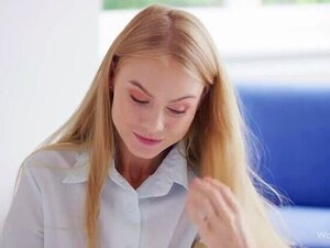 Nancy A baise avec son prof pendant que son copain attend dehors