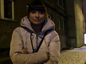 Une nana tchèque se fait baiser dans une boutique. Un faux agent