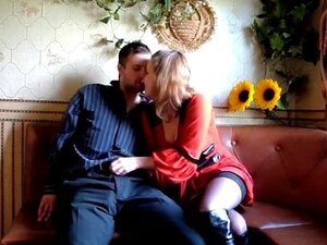 Bébé utilise un corps parfait pour payer le plombier,