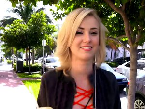 Eurobabe blonde aux seins perky fait une pipe puis se fait percer la