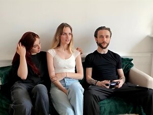 Amateur trois-quelques-2 domme française partagent un mec favorable.