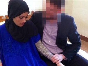 Une amateur arabe suce avant de baiser un mec. Une amateur arabe suce