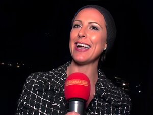 Vrai public exhibant lors d'un casting dans la rue avec des inconnus