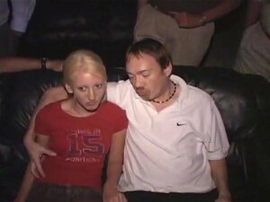 Petite blonde maigre et sauvage baisée au théâtre !, Carla est une