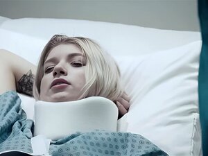 Un docteur pervers se faufile dans la chambre des patients et baise