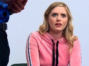 Une petite blonde tendre hurle de douleur après une baise profonde