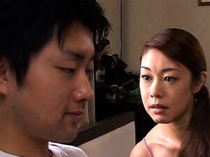 La mature Misa Tachibana chevauche jusqu'à un orgasme