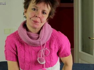 Une grand-mère mature et mince travaille sa chatte poilue