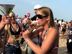 De jolies nanas se déshabillent sur la plage