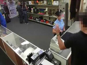 Une agente de sécurité latina sexy se fait convaincre de mettre son