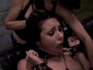 Une lesbienne attachée se fait baiser la chatte. Une lesbienne