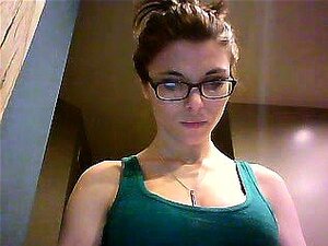 Succombez à cette brune geeky à la poitrine généreuse alors quelle