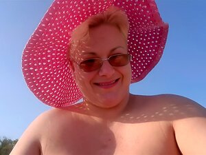 Tout déshabillé et pissant sur la plage publique, j'espère ne pas