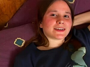 GF corpulent en surpoids avec un vagin touffu suçant et frappant un