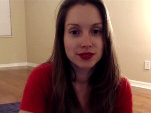 Une camgirl twerke et joue avec un gode tout en parlant salement