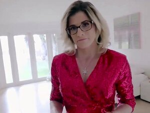 La belle-mère sexy surprend son beau-fils en train de se masturber
