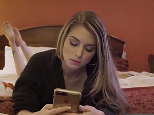Ennuyée et excitée, elle décide de s'amuser un peu avec le livreur