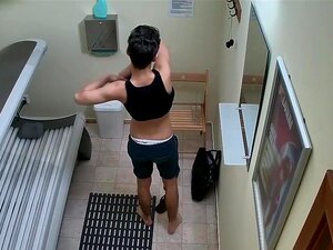 Caméras d'espionnage cachées dans le solarium public,
