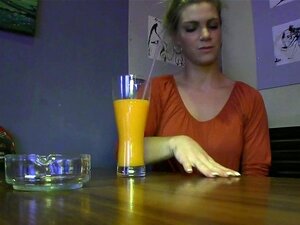 Laissez-vous tenter par un plaisir oral explosif et amateur en public.