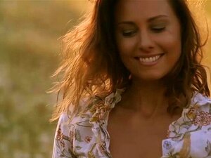 Cette mignonne brune mignonne peut faire fleurir les fleurs. Cette