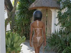 Une petite mignonne indonésienne enlève son bikini blanc. La petite