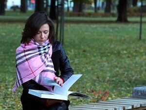 Sandra aime les petites surprises romantiques d'Edward et elle