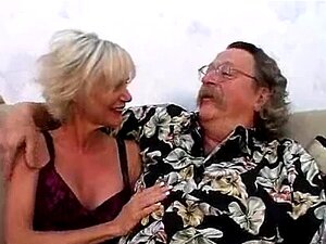 Mature femme à gros seins suce un mec frais. Très chaude mature et