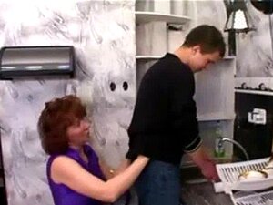 Belle-mère mature séduit son beau-fils