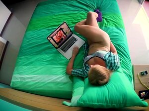 Regardez une amatrice russe coquine en chaussettes violettes se perdre