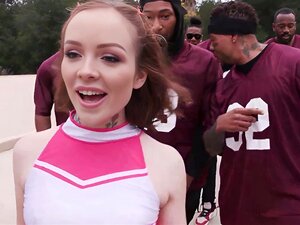 La Pom-Pom Girl Pute Et mignonne Aliya Brynn S'Attaque À Une Bande De