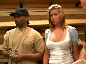 Des petites amateurs jouent à des jeux sexuels cochons en public. Les