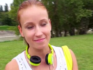 Une rouquine européenne se fait choper en train de gâter des mecs