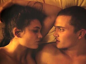 Aomi Muyock dans Love 2015 p8,