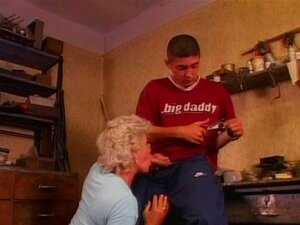 La grand-mère chaude Effie adore l'anal. La grand-mère poilue en bas