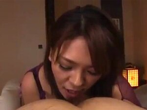 Une mignonne japonaise baise devant ses beaux-parents. Une mignonne