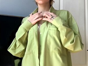 Fille Maigre de 18 Ans Se Déshabillant et Vous Montrant Son Corps