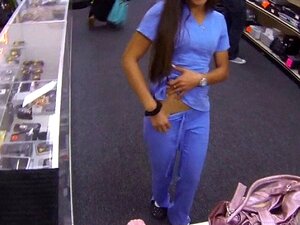 Une infirmière sexy va dans un prêteur sur gages et se fait baiser