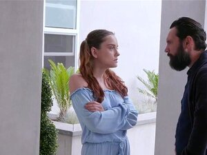 Un mec a surpris sa belle-fille en train d'embrasser un mec. Il la