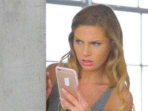 Une MILF aux gros seins et une mignonne coquine en trio baisent sur le