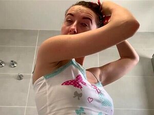 Ta copine poilue à l'aisselle te taquine