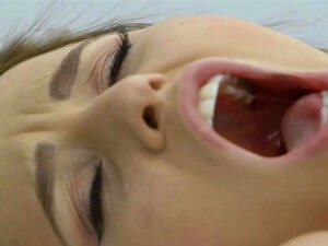 Aleska Diamond baise près du miroir de la salle de bain mais veut un