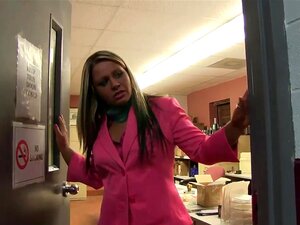 Salope soumise avec un gros cul se fait ***. Adorable salope aux