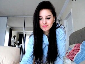 Brune sexy avec une chatte serrée en solo se masturbe